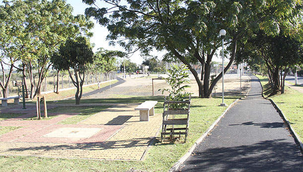 Pista de caminhada na praça chico mendes