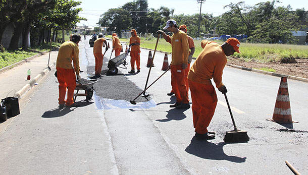 equipe tapa-buraco recupera asfalto no jardim rosolen e jardim são sebastião tapa buraco jardim rosolen