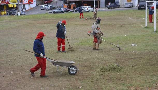 Limpeza campo de futebol no jardim minda Limpeza campo de futebol no jardim minda
