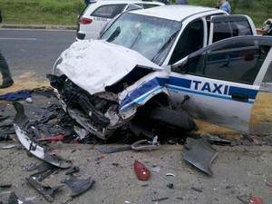 Quatro pessoas se feriram após homem roubar táxi e colidir (Foto: Rogne Paes/ EPTV) Acidente com Taxi roubado - Campinas/SP