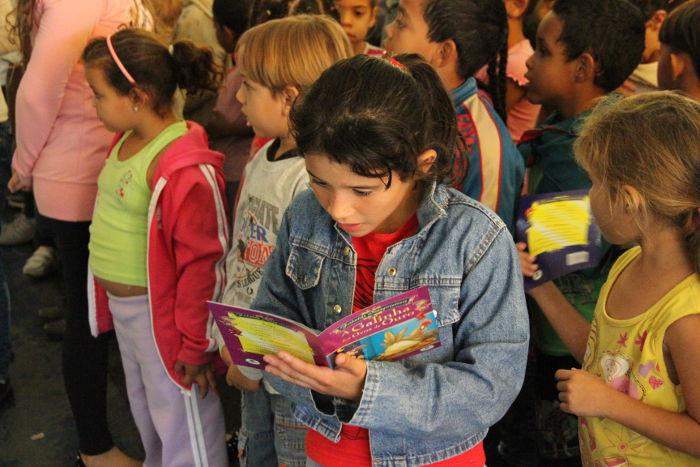 aluna se entrega ao fascínio da leitura aluna se entrega ao fascínio da leitura