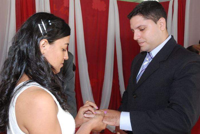 Casais realizam sonho da união estável em cerimônia neste domingo. Casamento comunitário