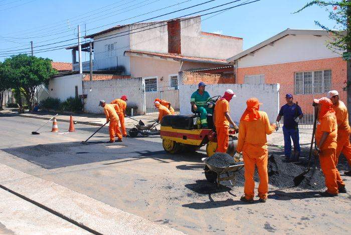 Equipe de tapa-buracos em ação para melhorar condição das ruas Equipe Tapa buraco - Nova Hortolandia e vila real