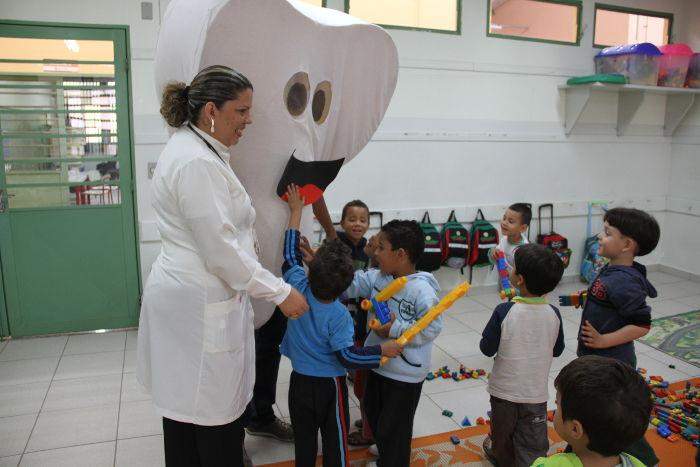 Alunos da rede municipal de ensino brincam com o mascote do programa escovacao_mini