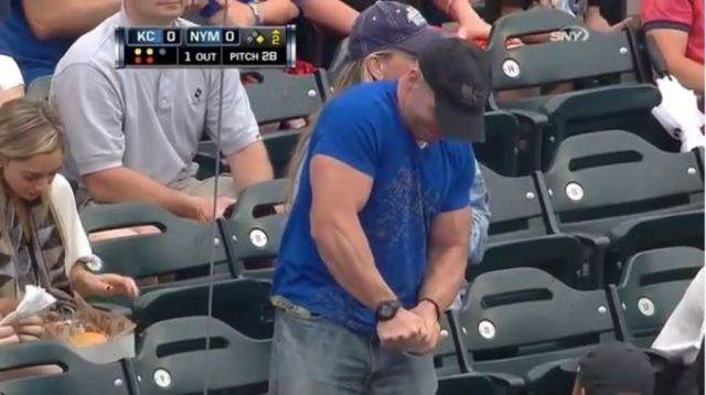 Fortão tenta abrir garrafa d' água Fortão tenta abrir garrafa d' água