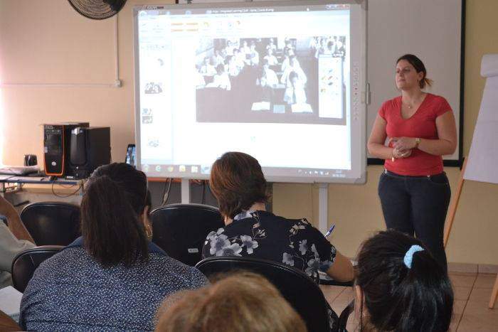 Educadores recebem treinamento para uso de equipamento que moderniza salas de aula Educadores recebem treinamento para uso de equipamento que moderniza salas de aula