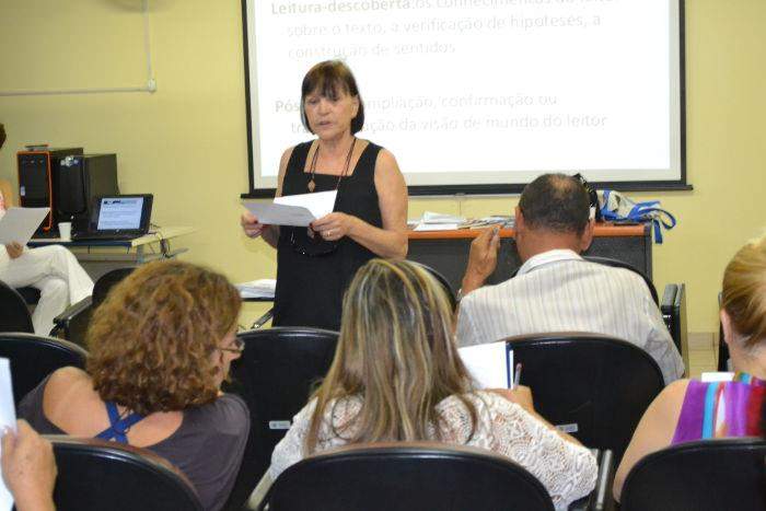 Educadores durante palestra no Centro de Formação "Paulo Freire" formacao eja