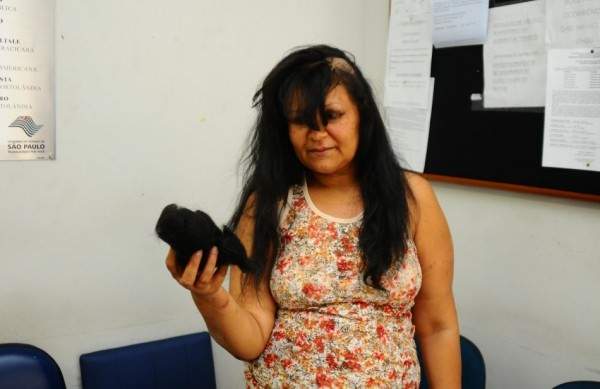 Vítima levou o tufo de cabelo para mostrar ao delegado tufo de cabelo_mini