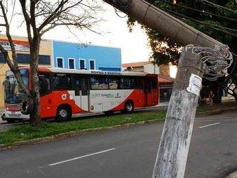 Motorista suspeito de embriaguez, bate ônibus em poste em Campinas