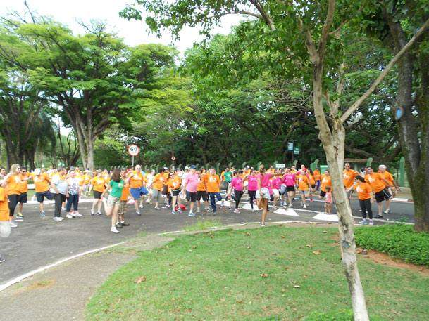 Pacientes oncológicos caminham em apoio à campanha Outubro Rosa Pacientes oncológicos caminham em apoio à campanha Outubro Rosa