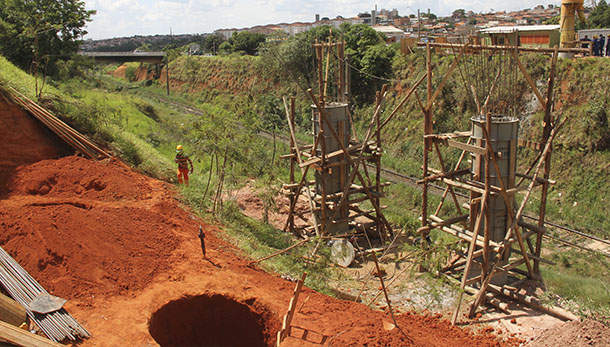 Viaduto da rua Flamboyant
