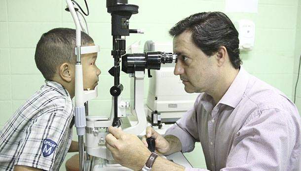 Mais de 900 alunos da rede municipal, triados no projeto Visão, passaram por consulta oftalmológica em 2013