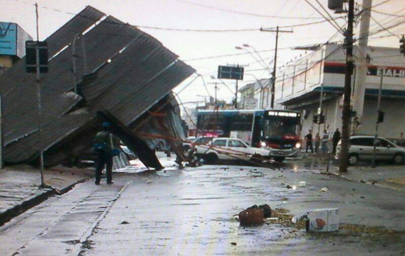 Estragos da chuva de domingo (12/01) - Queda telhado Microcamp Estragos da chuva de domingo (12/01) - Queda telhado Microcamp