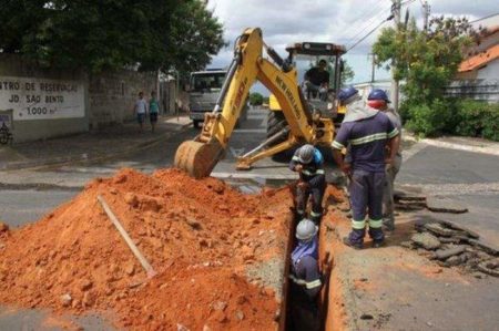 esgoto-saneamento-trator-buraco