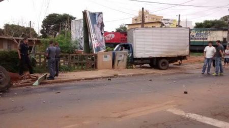 caminhao_tombado_av-sao-francisco-2