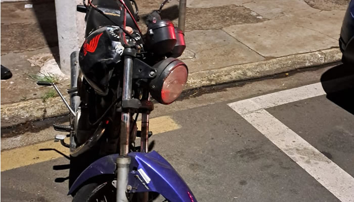 motocicleta com placa artesanal