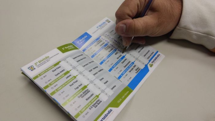 Prefeitura presenteia torcedor com tabela do Campeonato de Futebol Amador