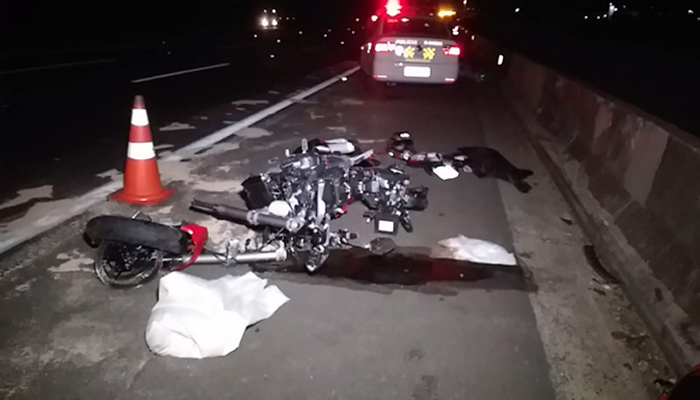 Homem morre apos colidir moto contra traseira de carro