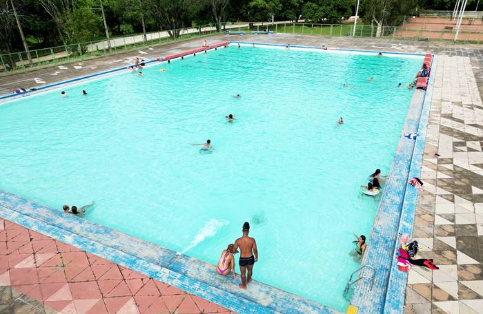 Aulas gratuitas de natação e hidroginástica
